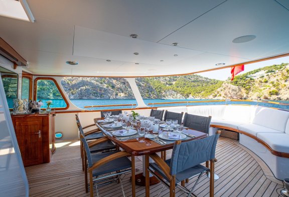 HEAVENLY DAZE Aft Deck