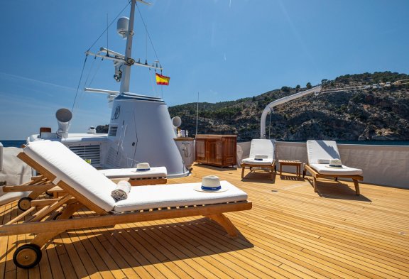 HEAVENLY DAZE Sun Deck