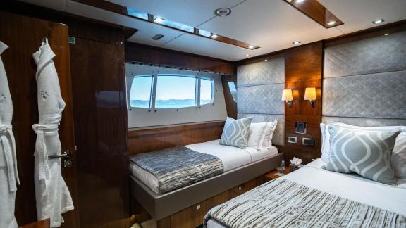 Image of LADY VOLANTIS yacht #25