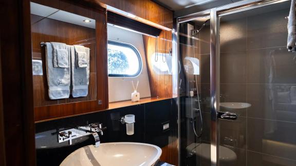 Image of LADY VOLANTIS yacht #32