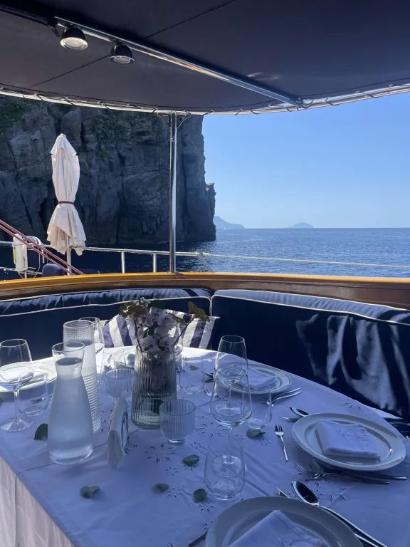 Table, al fresco dining