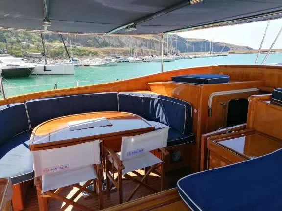 Al fresco cockpit area, dining mode