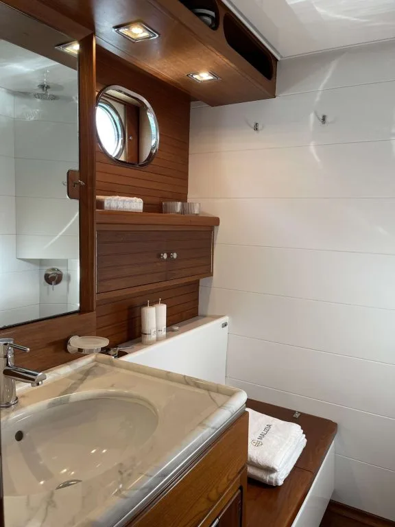 Master cabin bathroom