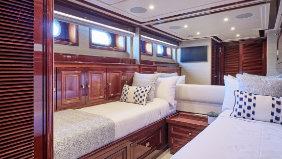 Image of MIA ZOI yacht #28