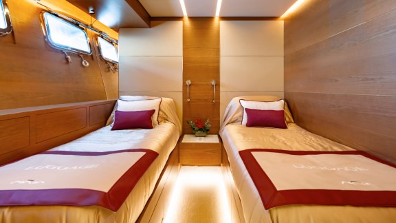 Image of NAIA yacht #35