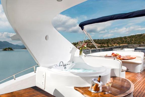 MY NITTA V - Sundeck Jacuzzi