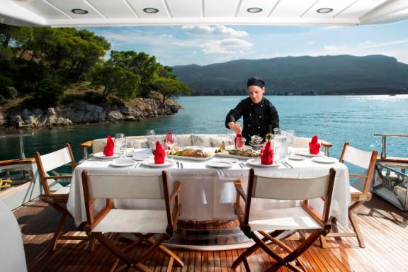 MY NITTA V - Aft deck dining