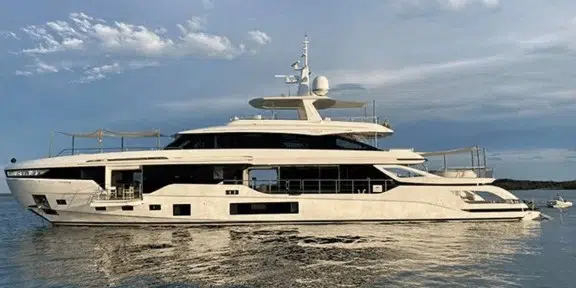 VOLO MARE Luxury Charter Yacht Azimut Grande Trideck Profile