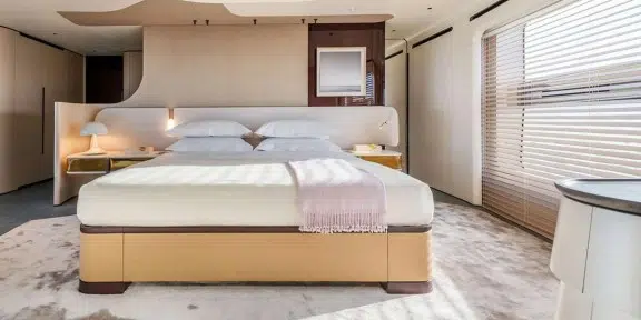 VOLO MARE Luxury Charter Yacht Azimut Grande Trideck Owners Cabin