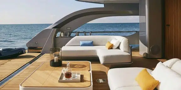 VOLO MARE Luxury Charter Yacht Azimut Grande Trideck Main Deck Aft