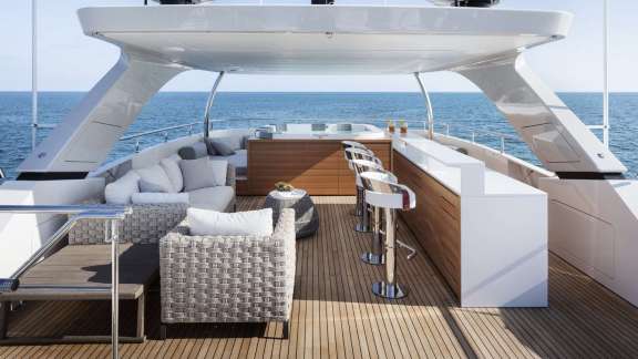 Sundeck Lounge Area & Bar
