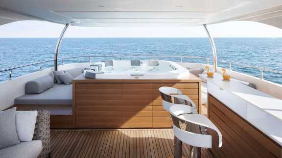 Sundeck Jacuzzi