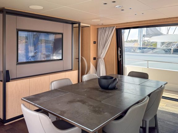 Skylounge Dining Room (upper deck)