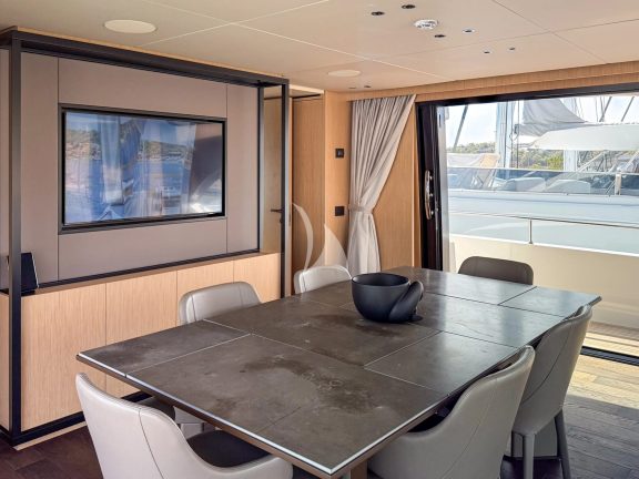 Skylounge Dining Room (upper deck)