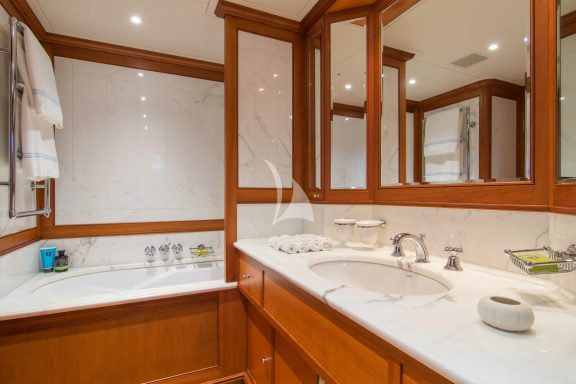Master stateroom bath