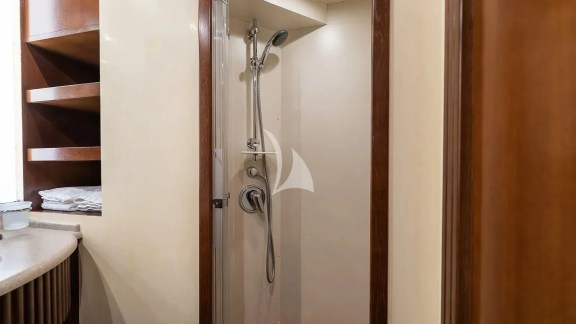 Twin cabin ensuite bathroom