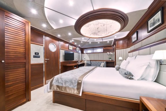 Lady Gita bow Master cabin