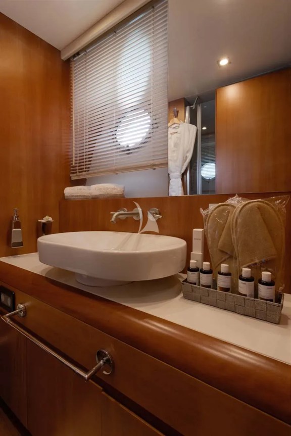 Starboard Twin Cabin Bathroom