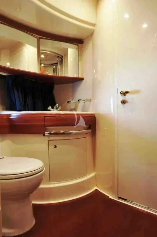 En Suite bathroom of the Twin cabin with the L-beds, used also as Day head