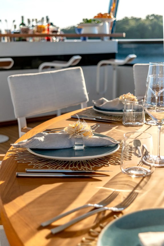 Dining table details