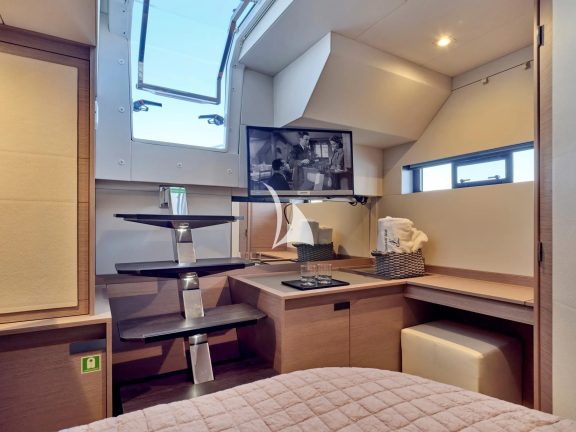 Guest cabin with TV and direct access to cockpit