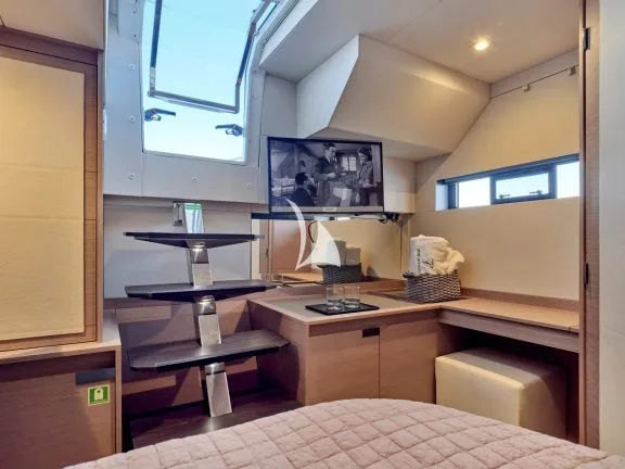 Guest cabin with TV and direct access to cockpit