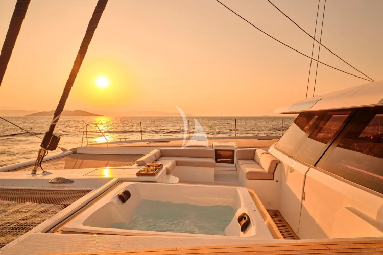 Jacuzzi on fore deck
