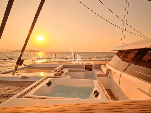 Jacuzzi on fore deck