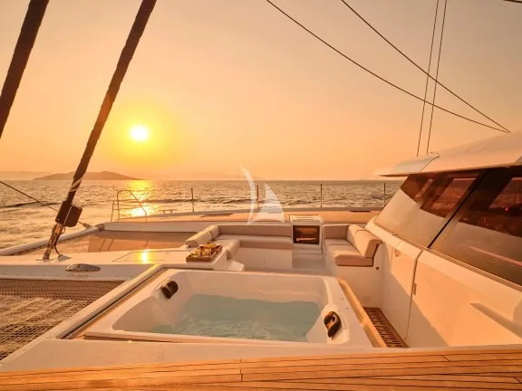 Jacuzzi on fore deck