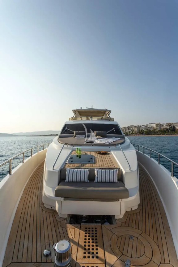 Bow seating & sunbathing areas