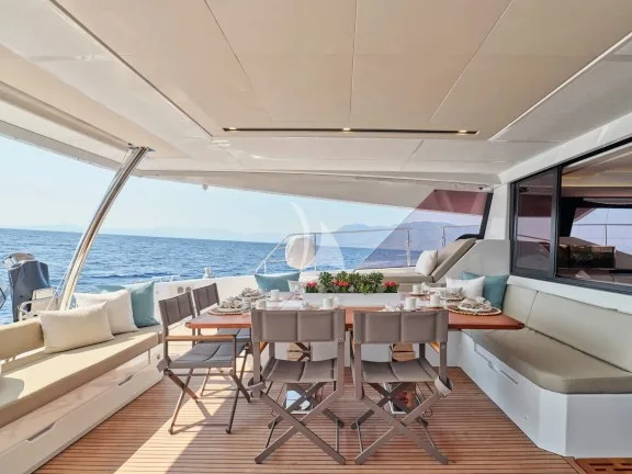 Aft cockpit dining area