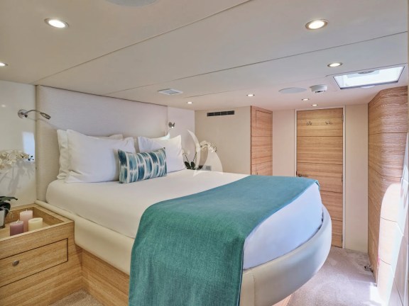 Guest cabin with ensuite bathroom