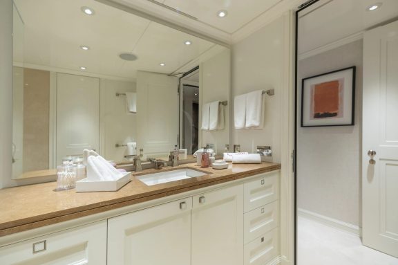 Autumn twin cabin bath