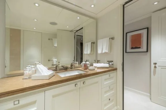 Autumn twin cabin bath
