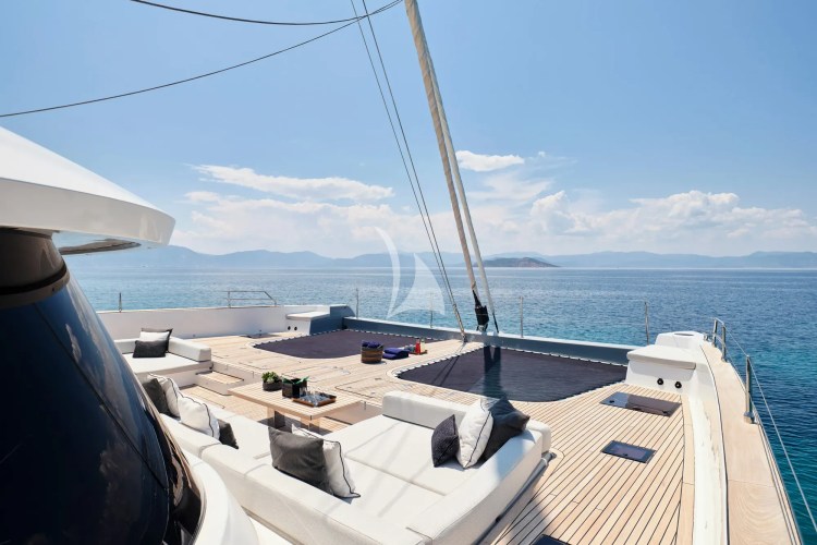 Fore deck seating area