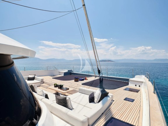 Fore deck seating area