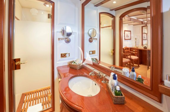 Image of ELENA of LONDON yacht #25