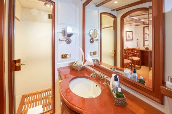 Image of ELENA of LONDON yacht #26