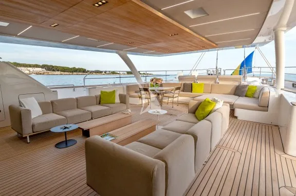 Main deck aft lounge and dining area