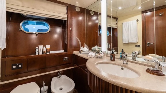 Twin cabin ensuite bathroom