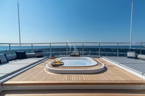 Sundeck sunbathing and jacuzzi