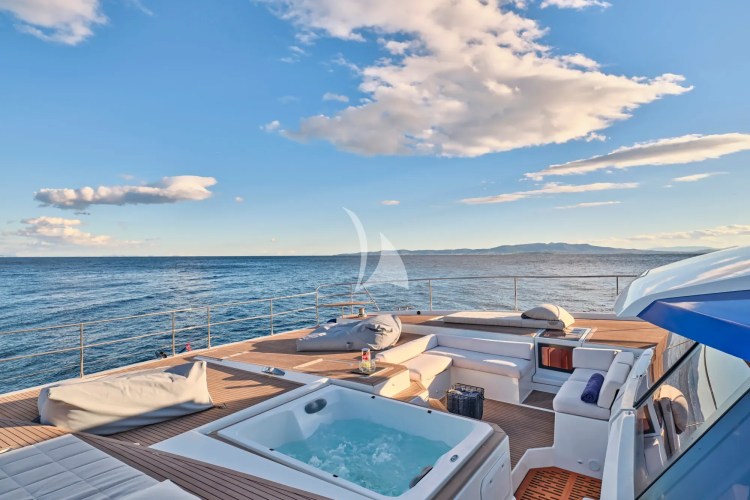 Front Deck - Jacuzzi