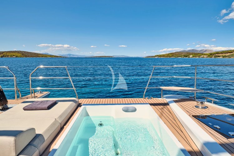 Jacuzzi fore deck 