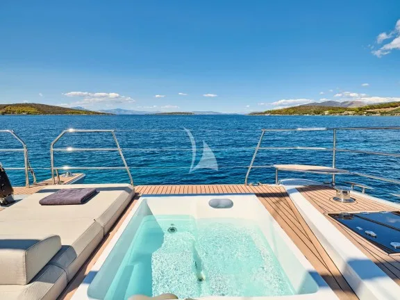 Jacuzzi fore deck