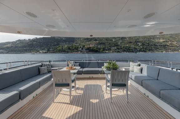 Aft deck seating