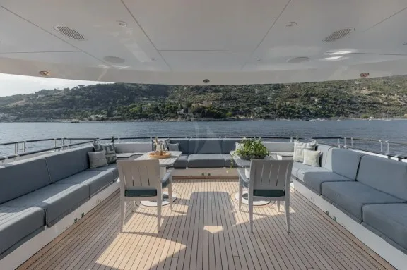 Aft deck seating