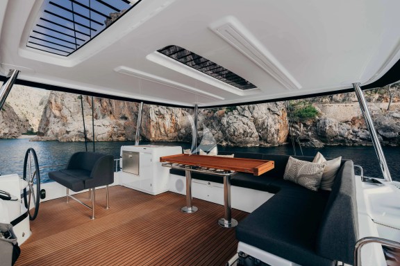 Flybridge sitting table