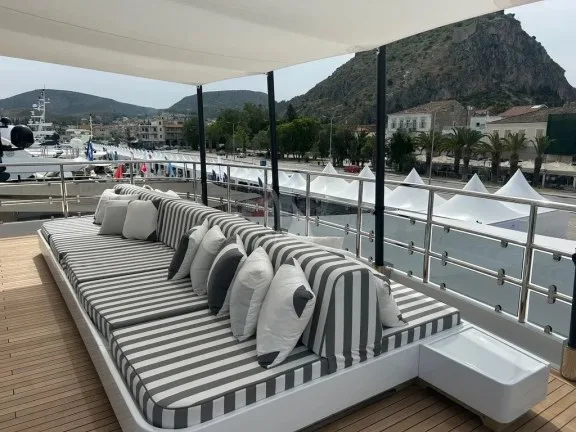 Sundeck aft seating facing fore and aft with awning option