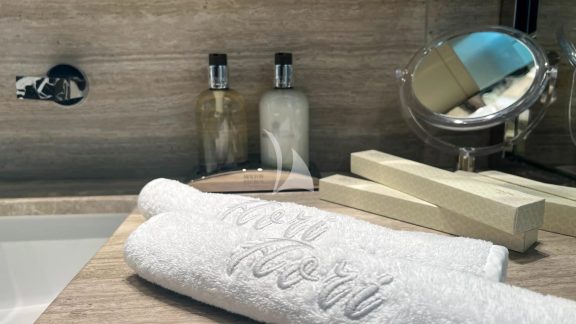 Owner's Cabin en-suite, detail