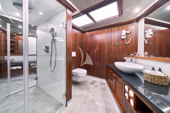 Lady Gita aft Master cabin bathroom